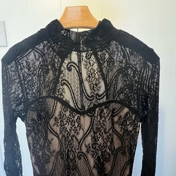 Black lace dress 
Large 
From Windsor - Picture 3 of 10